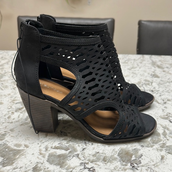 Women's Black Cutout Heeled Sandals - Picture 1 of 8